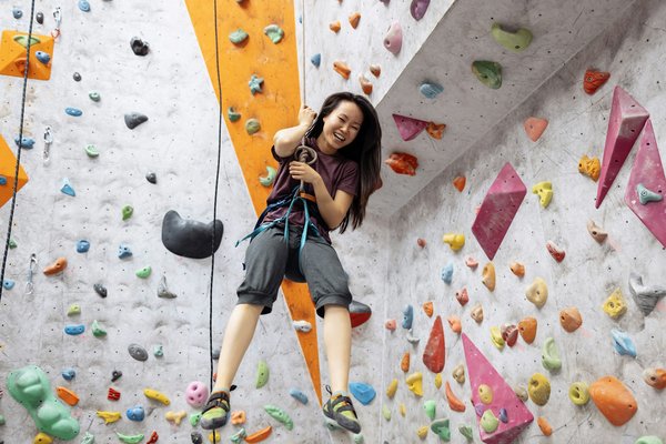 Bien choisir son équipement escalade en salle : le guide essentiel